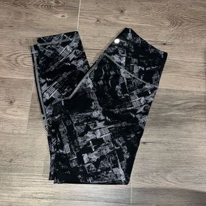Lululemon black/grey patterned cropped leggings
